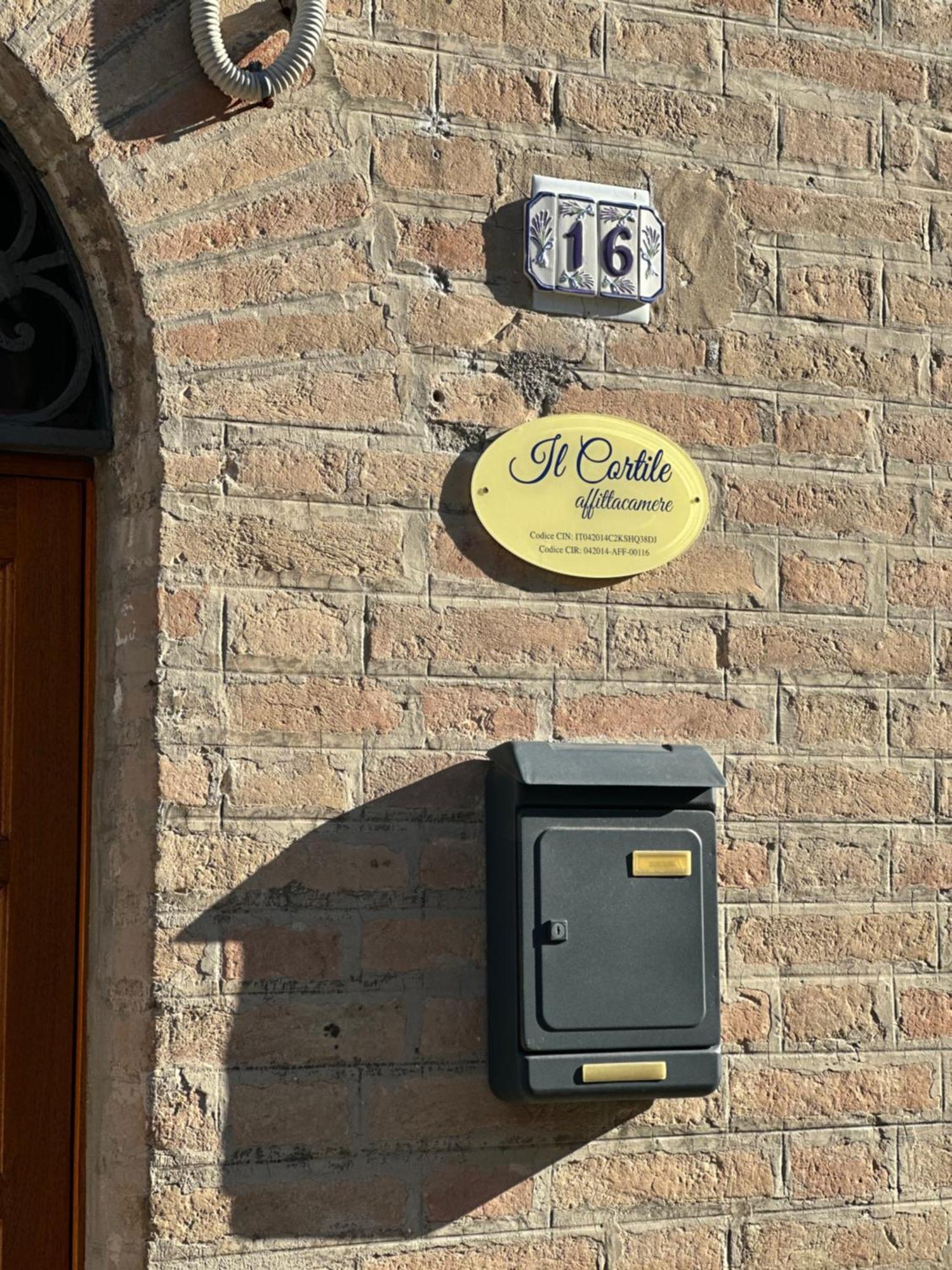 Affittacamere Il Cortile Chiaravalle Marche Eksteriør billede